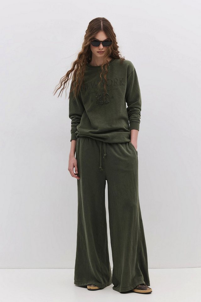 No Matter What Sweatponcho Jogginghose mit weitem Bein und Taschen von No Matter What