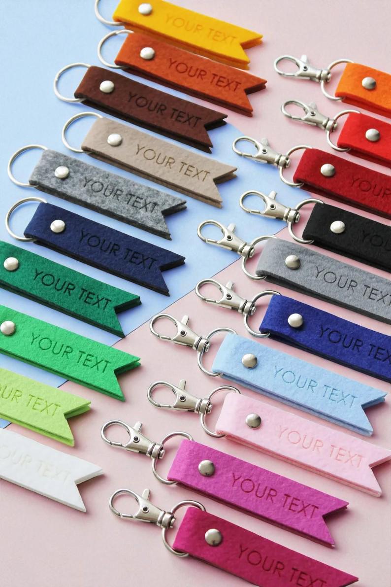 Personalisierter Filz Schlüsselanhänger - Hochzeitsgeschenke, Brautparty Geschenke, Babyparty Andenken Text, Namen, Datum 20 Farben Nobaa von NoBaa