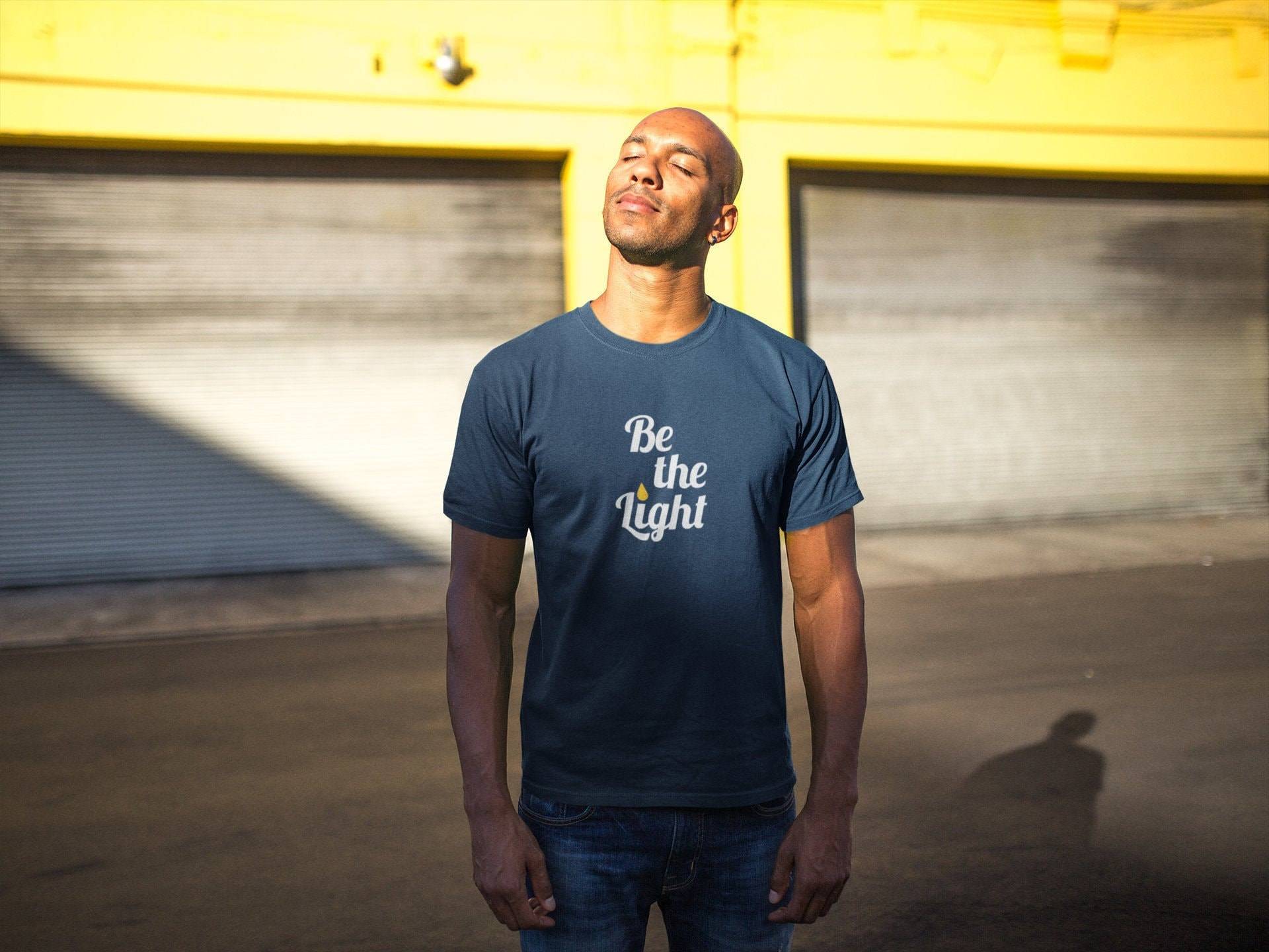 Be The Light T Shirt, Blaues T-Shirt Herren, Christliches Für Männer, Grafik T-Shirt, Herren Religion von NoFearMinistriesShop