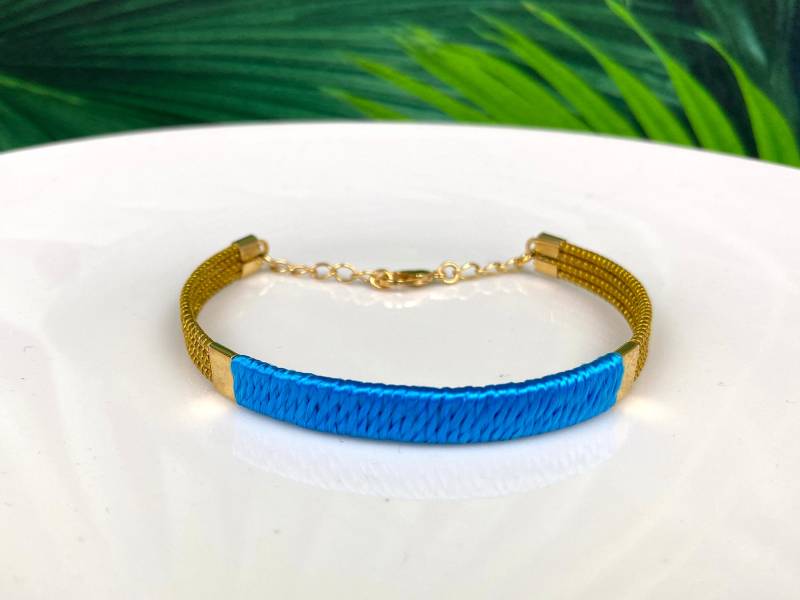 Armband Armreifen Goldgras Blau Geflochten Gold Capim Dourado Handgefertigt| Elegant Besonders Naturmaterial Seltenheit Trend Herbst Winter von NoNameNeededHandmade