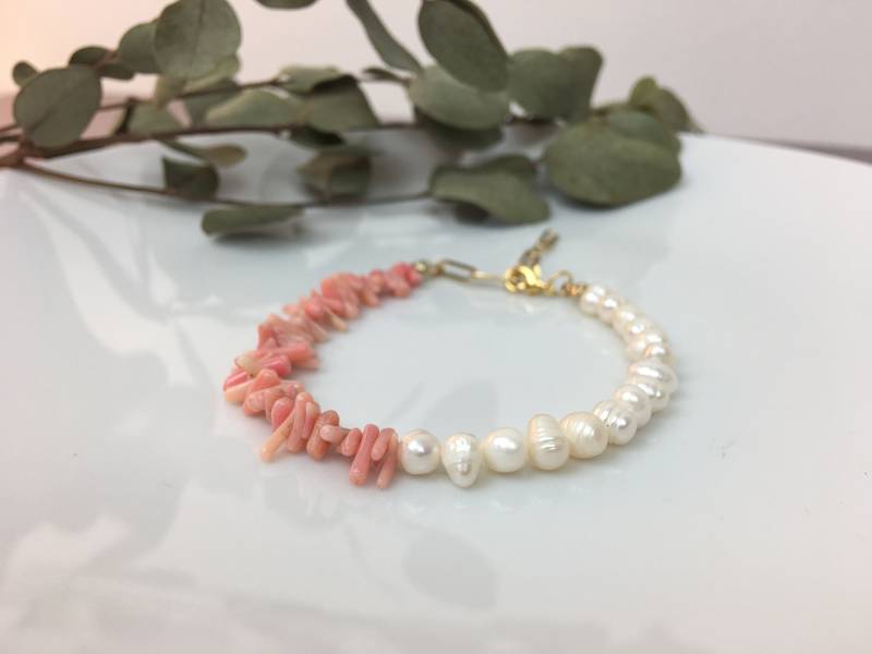 Armband Koralle Perle Weiß Rose | Ozeanbambus Süßwasserperle Perlmutt Creme Rosa| Perlenarmband Valentinstag Peach Sommer von NoNameNeededHandmade