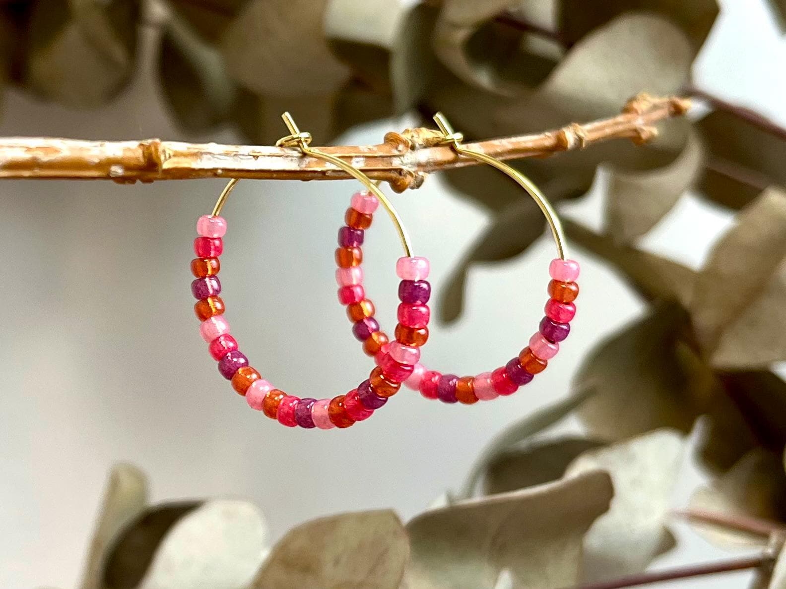 Creolen Ohrringe 25 Mm Mit Glasperlen in Pink, Gold & Rot Herbsttrend Herbstfarben Miyuki Handgemachter Boho Schmuck - Geschenk Für Frauen Creolen Ohrringe 25 Mm Mit Glasperlen in Pink, Gold & Rot Herbsttrend Herbstfarben Miyuki Handgemachter Boho Schmuck - Geschenk Für Frauen von NoNameNeededHandmade