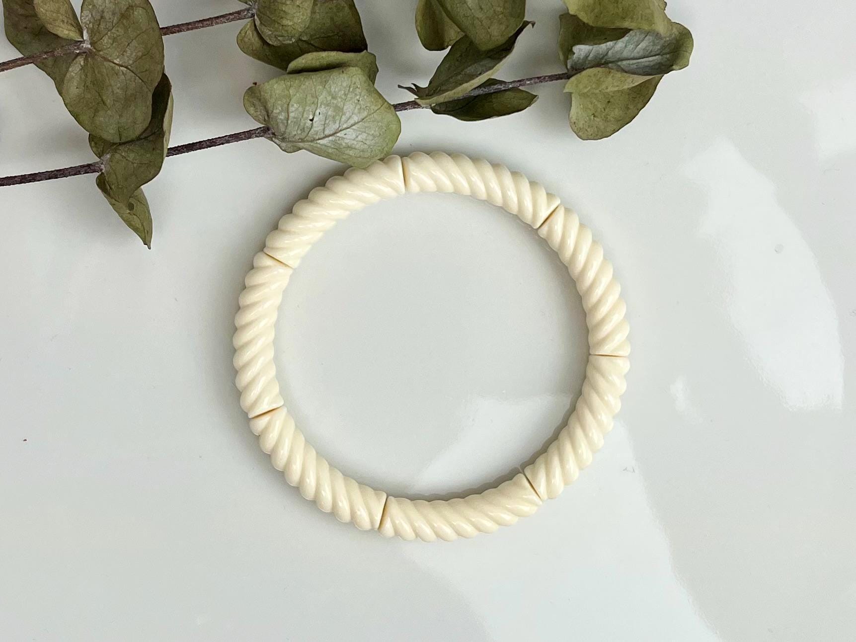 Heller Cremefarbener Armreifen Armband Resin Kunstharz Acryl Elegant Curly Gewellt 90Er Y2K Retro Weiss Herbst Winter Weihnachtsgeschenk von NoNameNeededHandmade