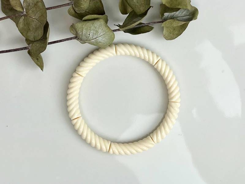 Heller Cremefarbener Armreifen Armband Resin Kunstharz Acryl Elegant Curly Gewellt 90Er Y2K Retro Weiss Herbst Winter Weihnachtsgeschenk von NoNameNeededHandmade