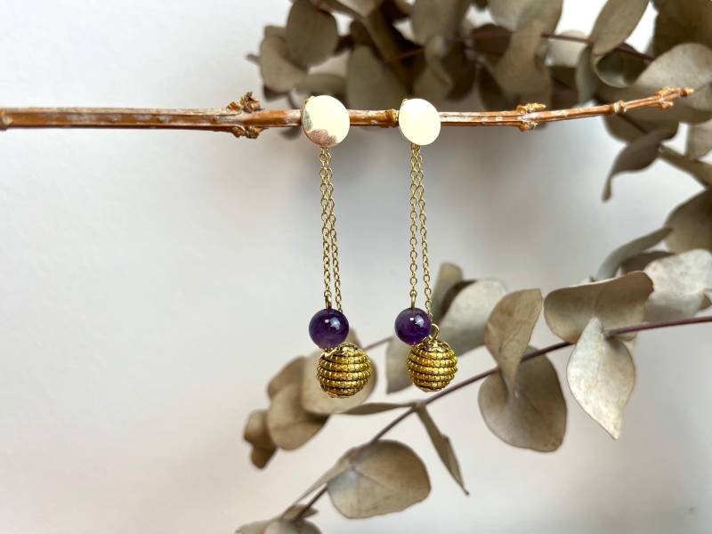 Ohrring Amethyst Violett Lang Gold Rund Goldgras Kugel Capim Dourado Elegant Festlich Naturmaterial Seltenheit Herbst Winter Trendfarbe Lila von NoNameNeededHandmade