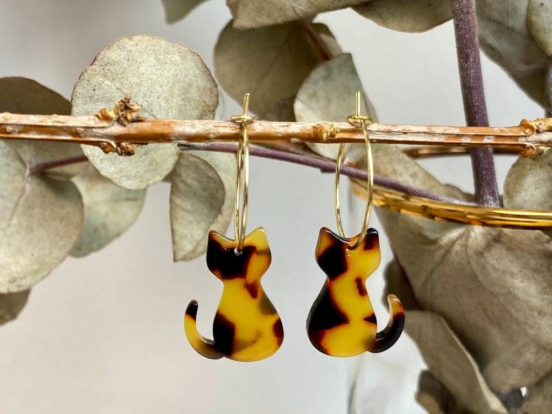 Ohrring Kreole Katze Cat Kunstharz Resin Braun Hellbraun Gold Sommer Trend Trendfarbe | Handgemacht Acryl Geschenkidee Katzenohrring von NoNameNeededHandmade