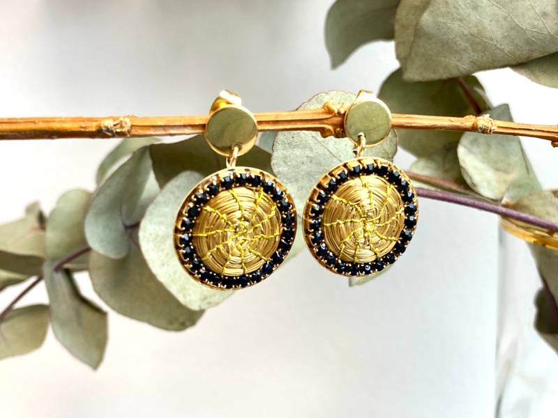 Ohrring Ohrstecker Gold Rund Mit Schwarzen Glassteinen Goldgras | Capim Dourado Elegant| Besonders| Naturmaterial| Seltenheit von NoNameNeededHandmade