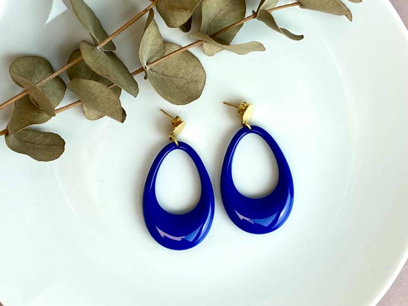 Ohrringe Creole Acryl Resin Kunstharz Tropfen Barock Blau Azurblau Königsblau Royalblau Gold Sommer Leuchtend Strand Geschenkidee von NoNameNeededHandmade