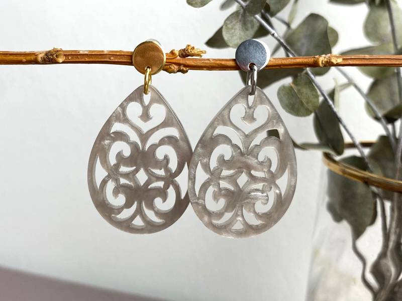 Ohrringe Creole Resin Kunstharz Tropfen Barock Grau Silbergrau Silber Gold Trachtenohrring Acryl Sommer Leuchtend Strand Geschenkidee Ydca von NoNameNeededHandmade