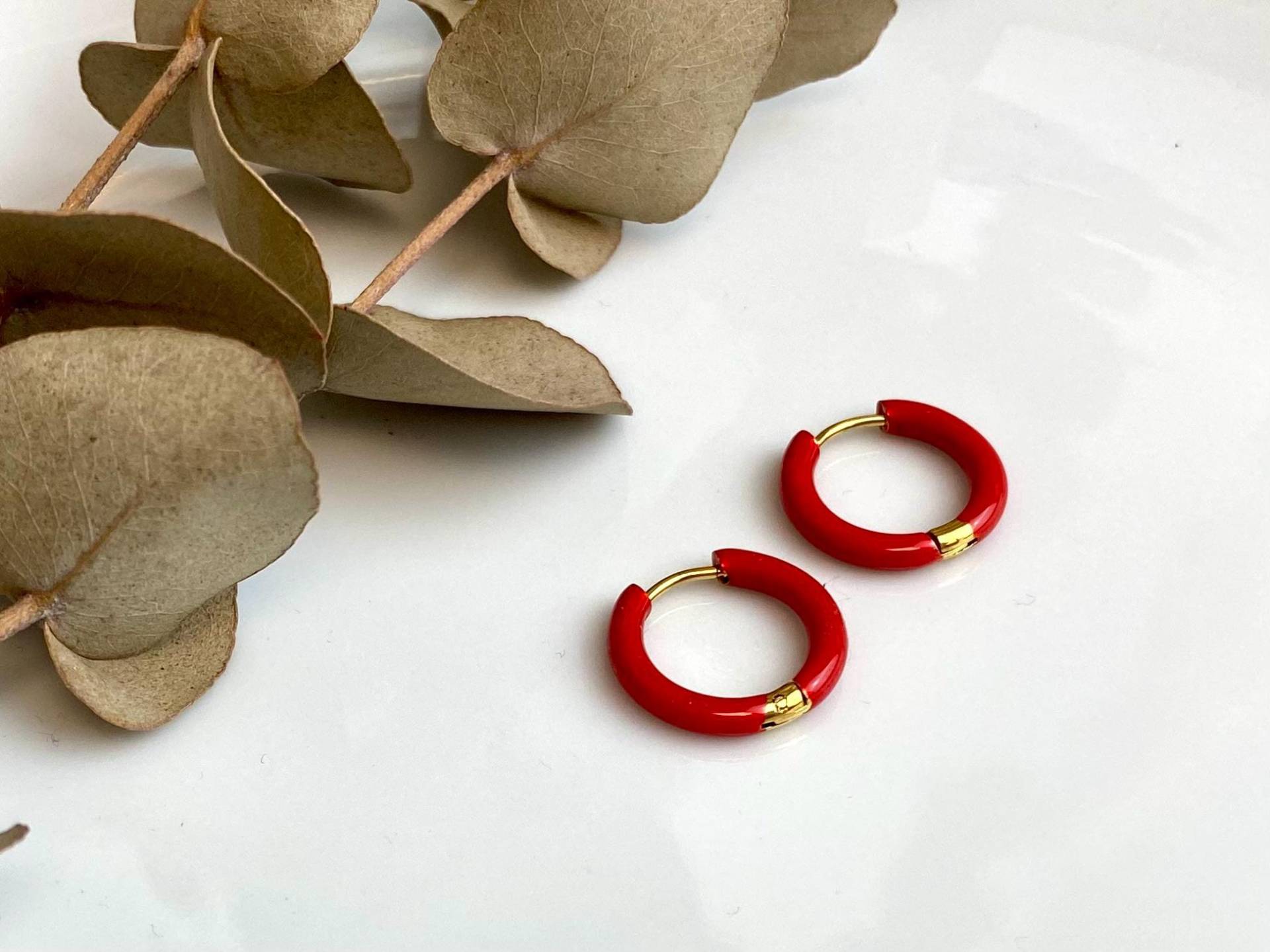 Ohrringe Creole Rot Gold Goldfarben 17mm | Farbig Kreole Sommer Geschenkidee Edelstahl Vergoldet Sommerschmuck Elegant von NoNameNeededHandmade