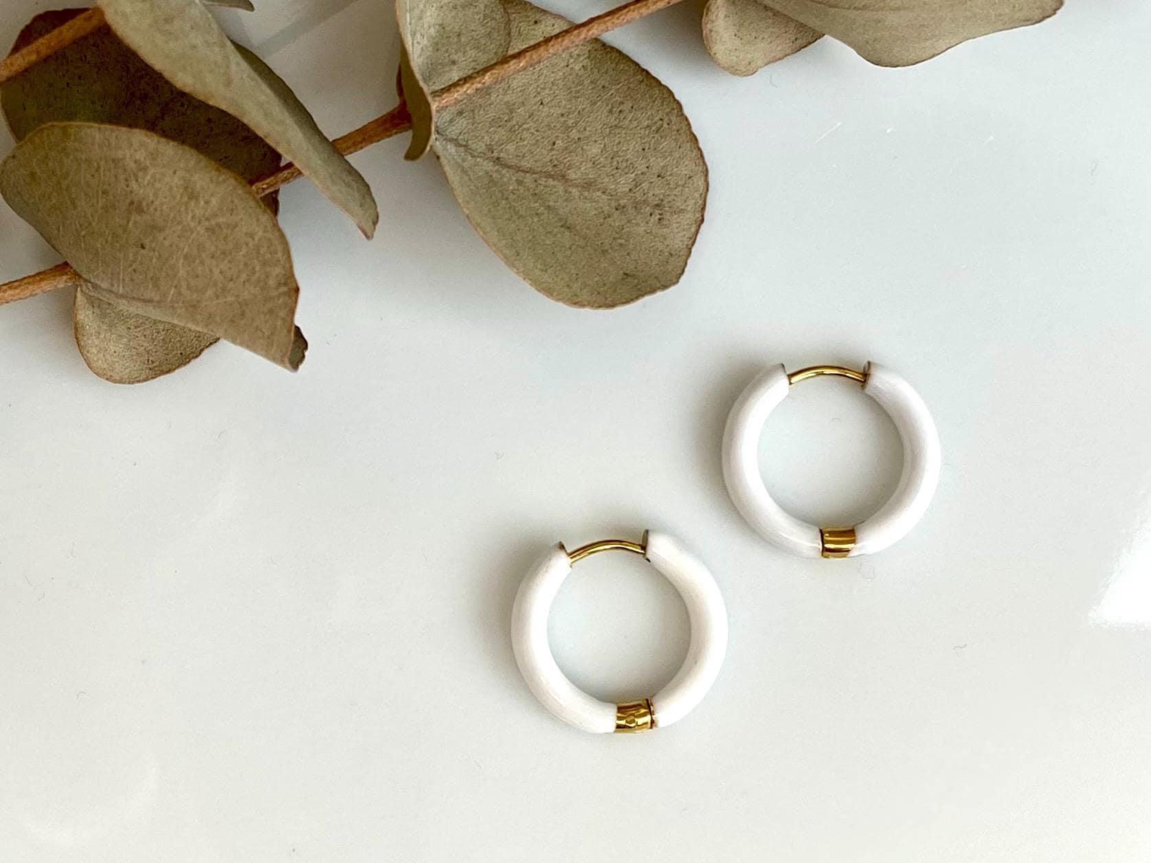 Ohrringe Creole Weiss Gold Goldfarben 17mm | Farbig Kreole Sommer Geschenkidee Edelstahl Vergoldet Sommerschmuck Elegant Ohrringe Creole Weiss Gold Goldfarben 17mm | Farbig Kreole Sommer Geschenkidee Edelstahl Vergoldet Sommerschmuck Elegant von NoNameNeededHandmade