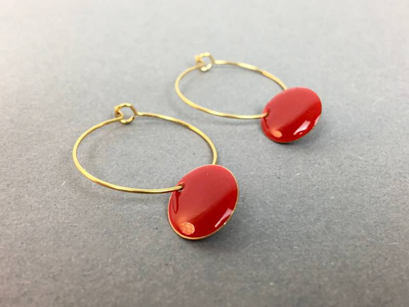 Ohrringe Creolen Emaille Rot 15mm | Frühling Sommer Geschenk Valentinstag Ostern Freundin, Emailleschmuck Goldfarbene Creole von NoNameNeededHandmade