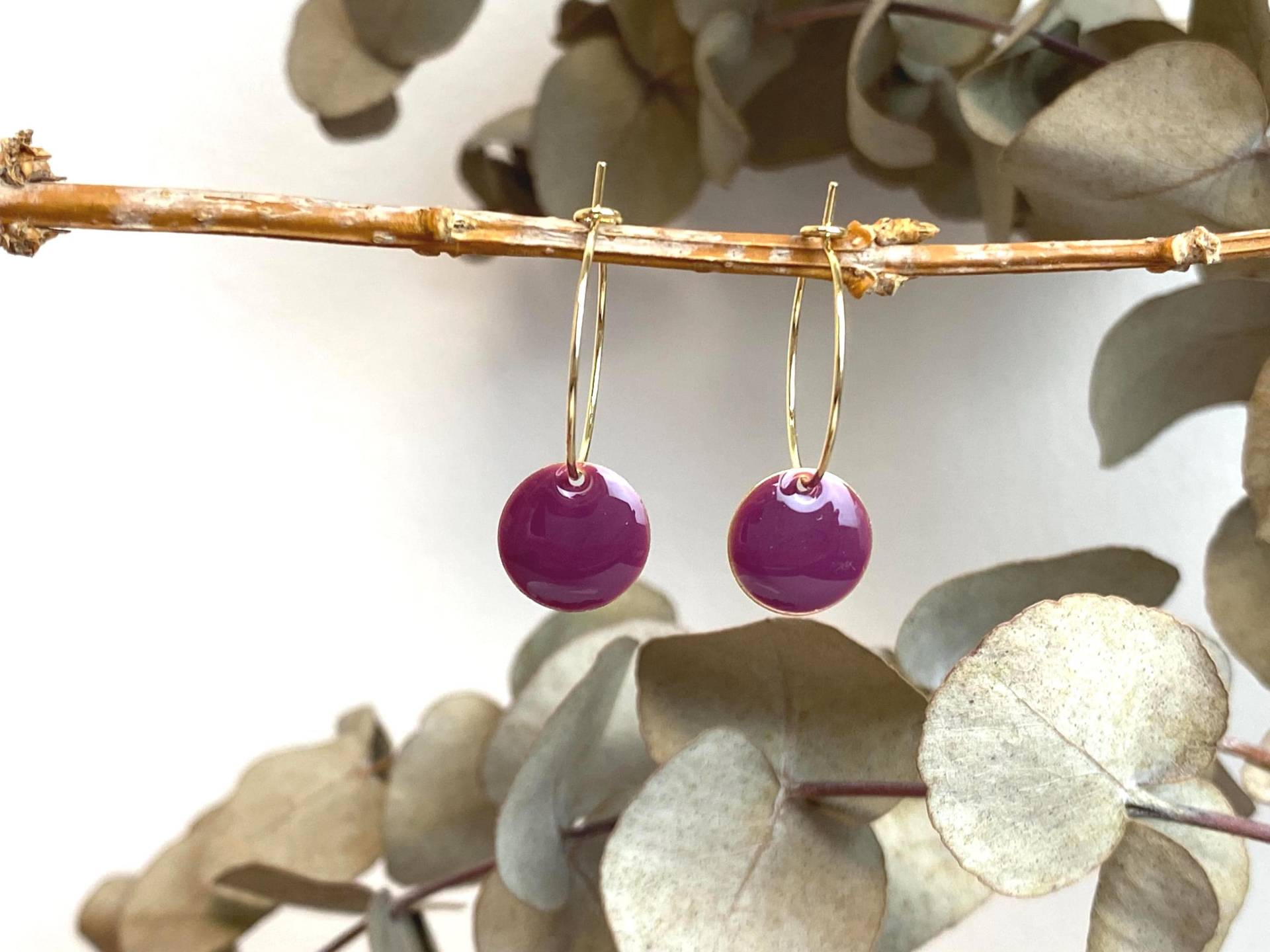 Ohrringe Creolen Gold Violett Lila Dunkelviolett Emaille 20mm Frühling Sommer Trendfarbe Messing Valentinstag Herbst Purple von NoNameNeededHandmade