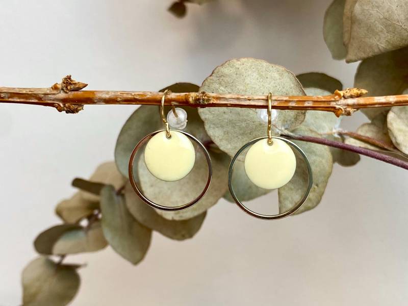 Ohrringe Emaille Gold Creme Weiß Champagner Hell Beige Messingschmuck Geschenk Unter 20 Euro Creole Schmuck Frühling Trendfarbe Sommer von NoNameNeededHandmade