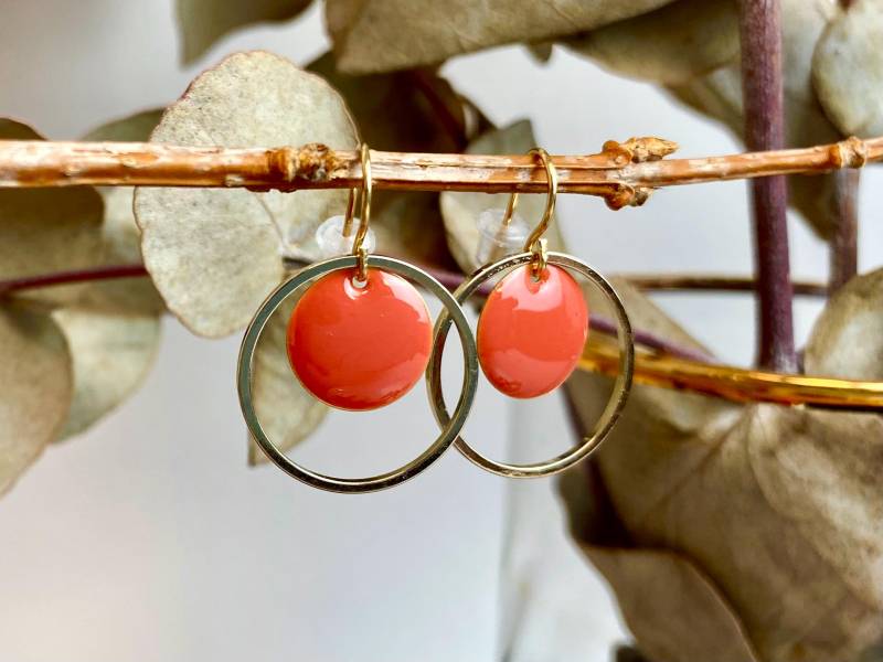 Ohrringe Emaille Gold Orange Lachsfarben Koralle Pfirsich Rot Messingschmuck Sommertrend Geschenk Unter 20 Euro Creole Schmuck Frühling von NoNameNeededHandmade