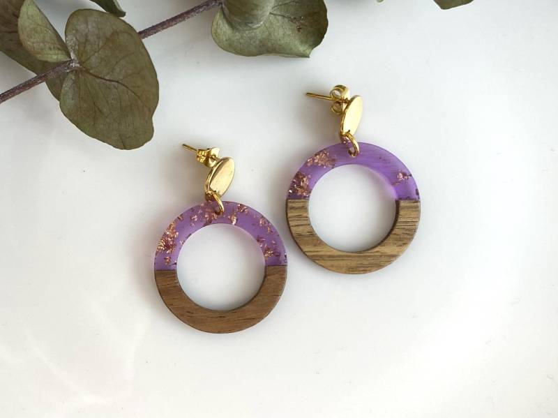 Ohrringe Holz Lila Violett Braun Gold Rund Creolen Kunstharz Acryl Resin Herbst Sommer Holzschmuck Herbsttrend Trachtenschmuck Ohrringe Holz Lila Violett Braun Gold Rund Creolen Kunstharz Acryl Resin Herbst Sommer Holzschmuck Herbsttrend Trachtenschmuck von NoNameNeededHandmade