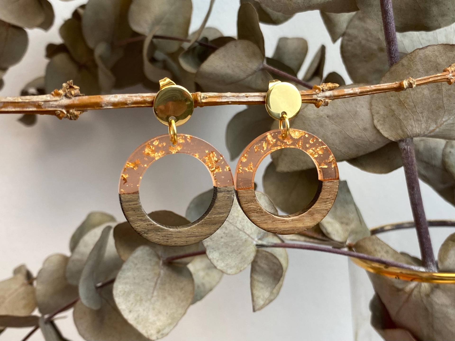 Ohrringe Holz Orange Braun Gold Rund Creolen Kunstharz Acryl Resin Herbst Sommer Holzschmuck Herbsttrend Trachtenschmuck von NoNameNeededHandmade