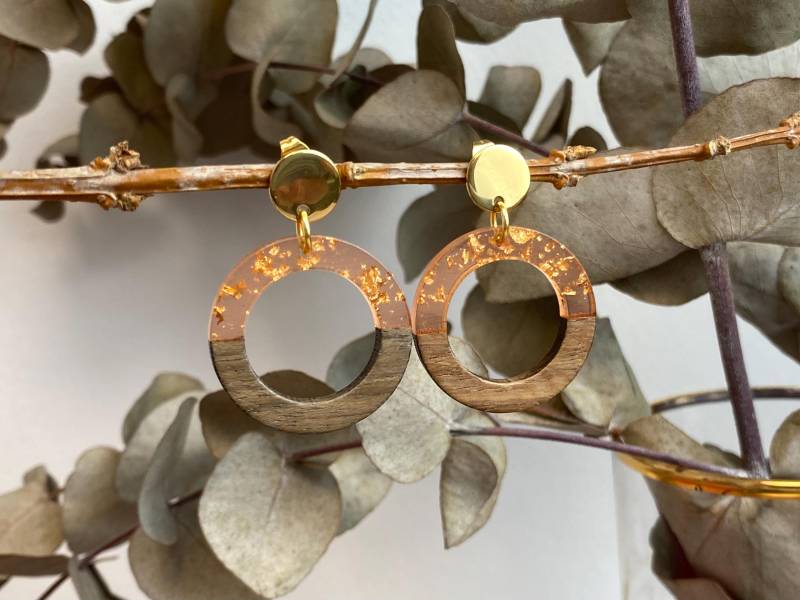 Ohrringe Holz Orange Braun Gold Rund Creolen Kunstharz Acryl Resin Herbst Sommer Holzschmuck Herbsttrend Trachtenschmuck von NoNameNeededHandmade