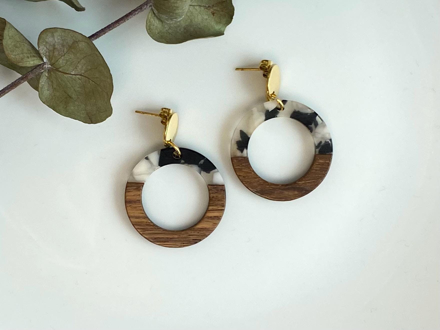 Ohrringe Holz Schwarz Weiß Braun Gold Rund Creolen Kunstharz Acryl Resin Herbst Sommer Holzschmuck Herbsttrend Trachtenschmuck Ohrringe Holz Schwarz Weiß Braun Gold Rund Creolen Kunstharz Acryl Resin Herbst Sommer Holzschmuck Herbsttrend Trachtenschmuck von NoNameNeededHandmade