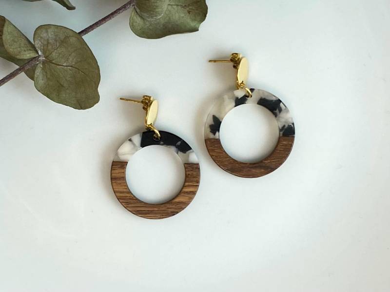Ohrringe Holz Schwarz Weiß Braun Gold Rund Creolen Kunstharz Acryl Resin Herbst Sommer Holzschmuck Herbsttrend Trachtenschmuck Ohrringe Holz Schwarz Weiß Braun Gold Rund Creolen Kunstharz Acryl Resin Herbst Sommer Holzschmuck Herbsttrend Trachtenschmuck von NoNameNeededHandmade