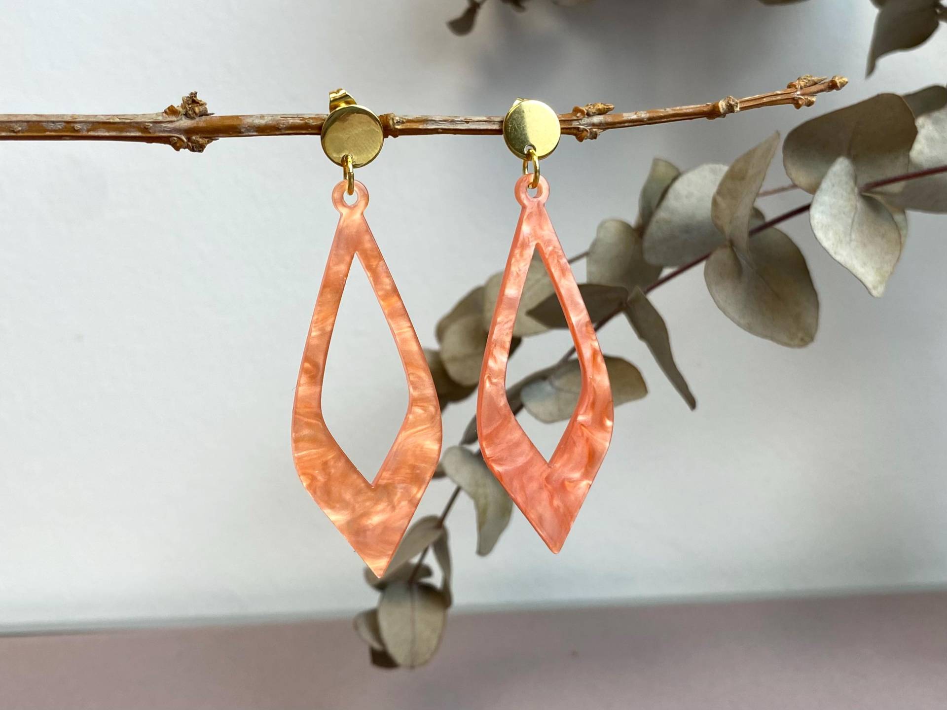 Ohrringe Korallenrot Peach Pink Coral Red Rot Tropfen Acryl Resin Kupfer Herbst Trendfarbe Kunstharz Trachtenschmuck Dirndl von NoNameNeededHandmade