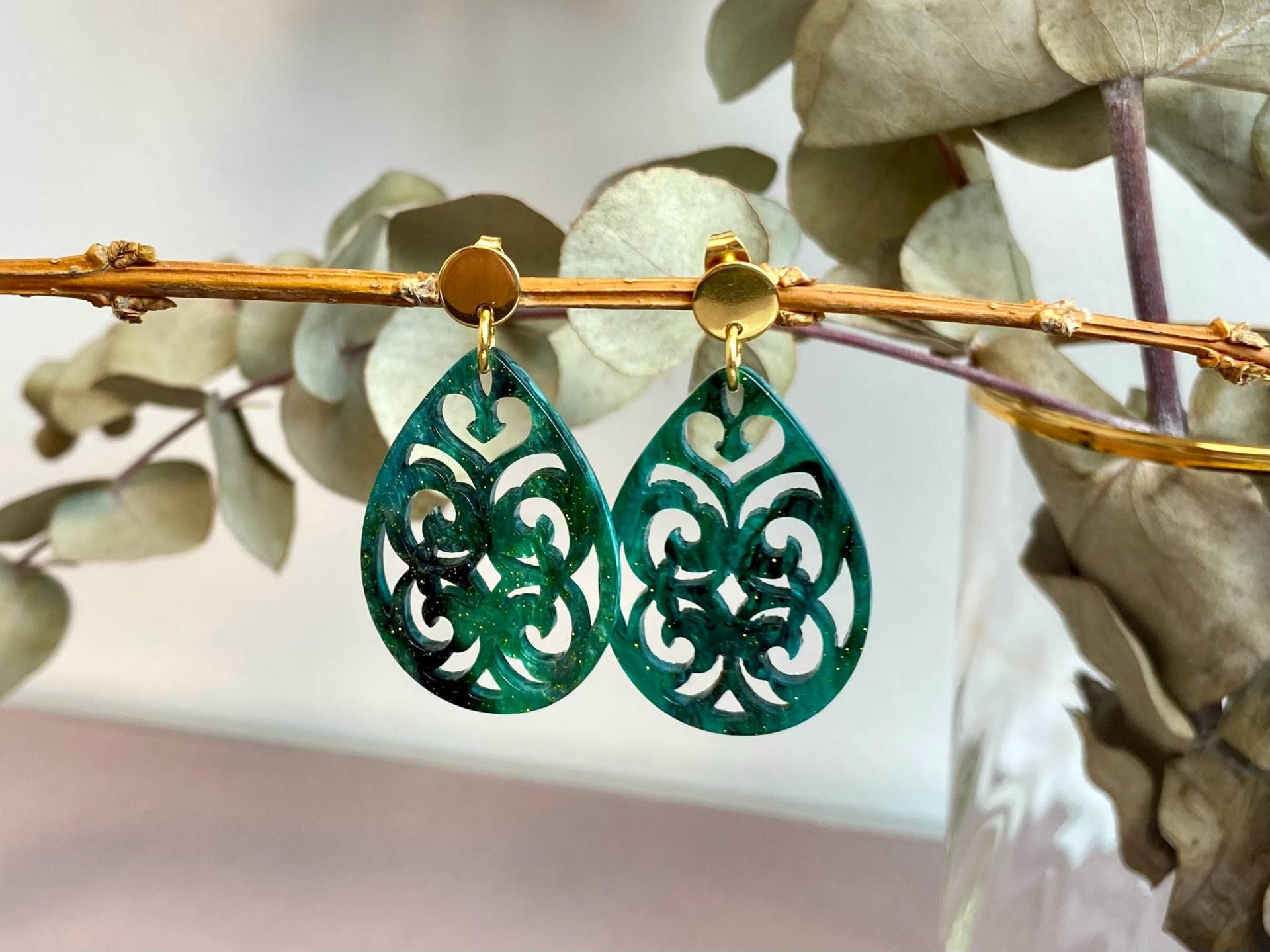 Ohrringe Resin Kunstharz Tropfen Barock Handgemacht Grün Dunkelgrün Tannengrün Gold Trachtenohrring Dirndl Herbst Acetat Acryl Sommer Trend von NoNameNeededHandmade
