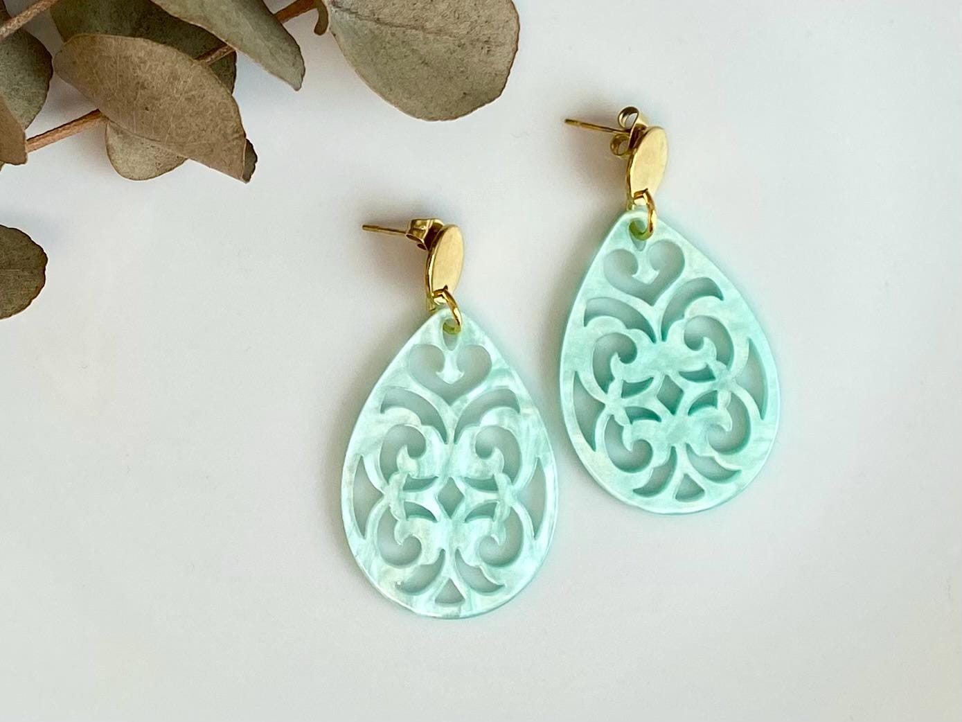 Ohrringe Tropfen Mint Pastell Hellgrün Mintgrün Grün Türkis Gold Statement Barock Acryl Resin Kunstharz Sommer Leuchtend Strand Geschenkidee Ohrringe Tropfen Mint Pastell Hellgrün Mintgrün Grün Türkis Gold Statement Barock Acryl Resin Kunstharz Sommer Leuchtend Strand Geschenkidee von NoNameNeededHandmade