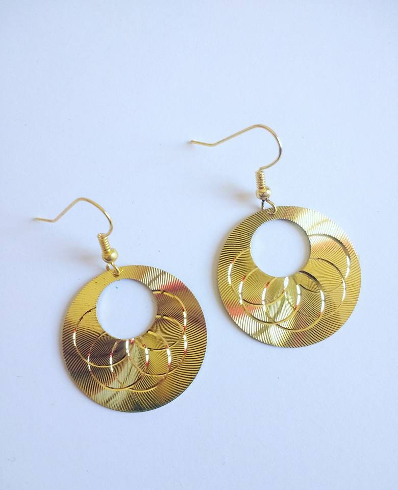 Goldene Ohrringe Runden Verzierten Rosette Goldene Ohrringe Runden Verzierten Rosette von NoTTbijoux