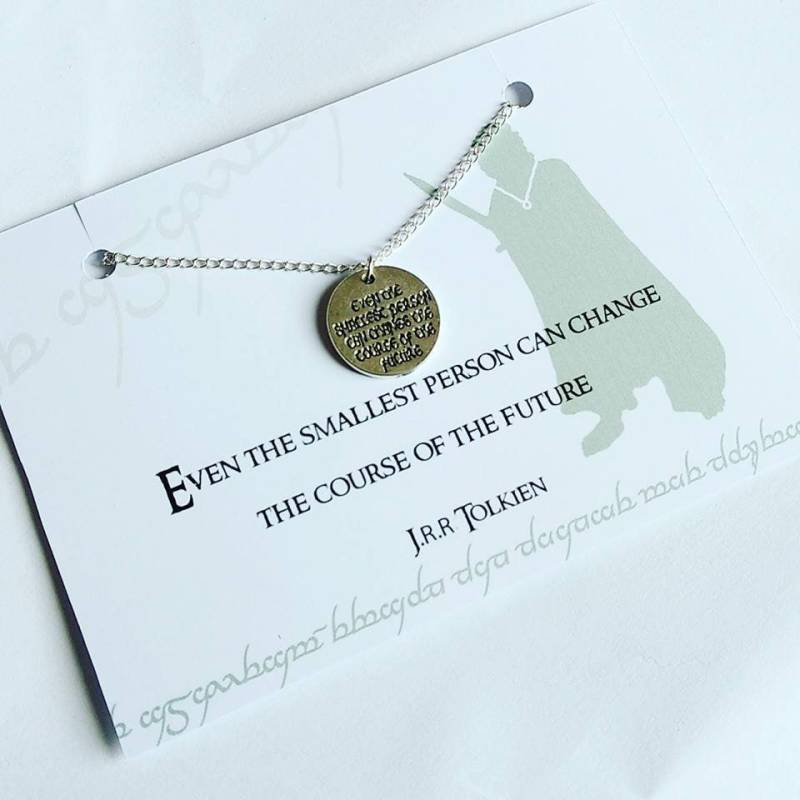 Halskette „Auch Der Kleinste Mensch Kann Den Lauf Zukunft Verändern" Medaillon Halskette „Auch Der Kleinste Mensch Kann Den Lauf Zukunft Verändern" Medaillon von NoTTbijoux