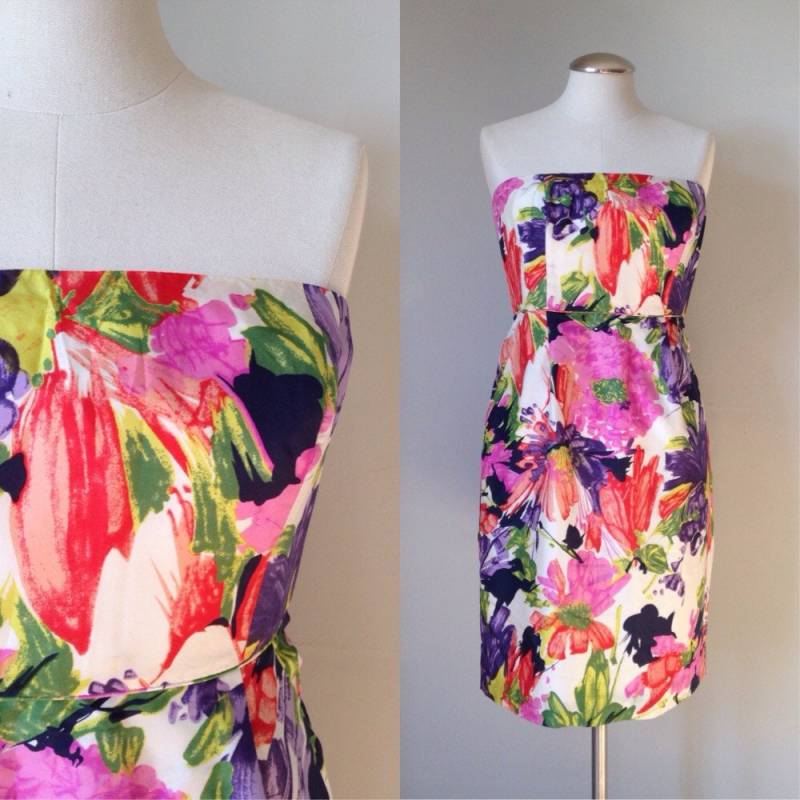 Bunter Print, Schulterfreies Satinkleid Medium Bunter Print, Schulterfreies Satinkleid Medium von NoTrendsBoutique