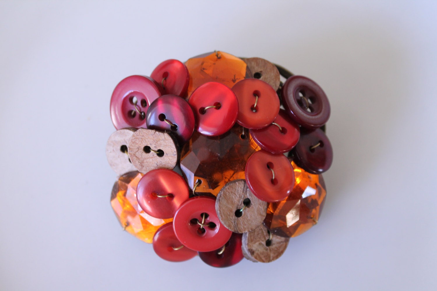 Handgemachte Brosche in Herbstfarben | Recycling-Tasten Handgemachte Brosche in Herbstfarben | Recycling-Tasten von NoTrendsBoutique