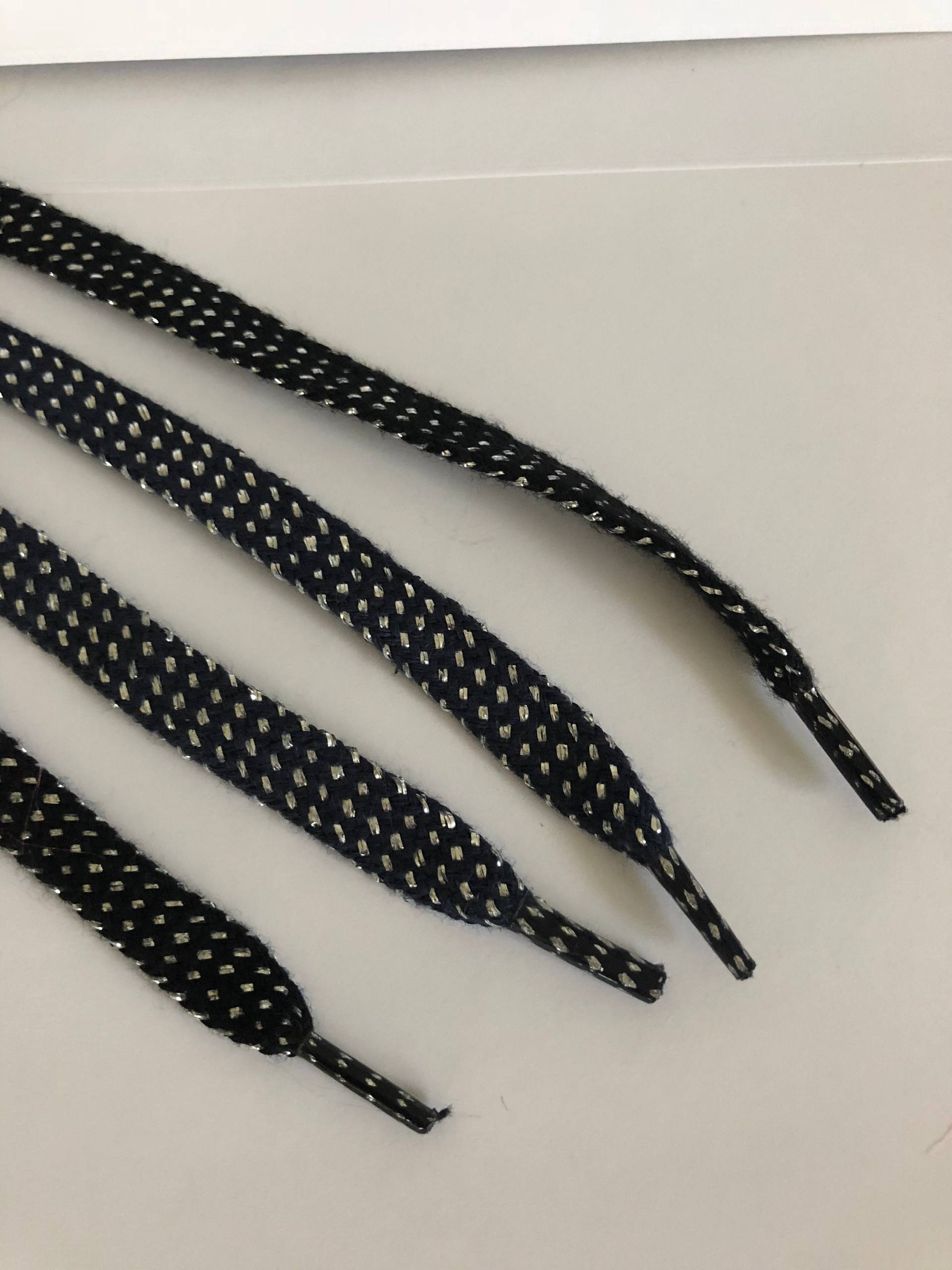 Schwarze Schnürsenkel Mit Glitzer, Weihnachtliche Schnürsenkel, Ausgefallene Für Turnschuhtypen, Design Schwarze Schnürsenkel Mit Glitzer, Weihnachtliche Schnürsenkel, Ausgefallene Für Turnschuhtypen, Design von NoaElastics