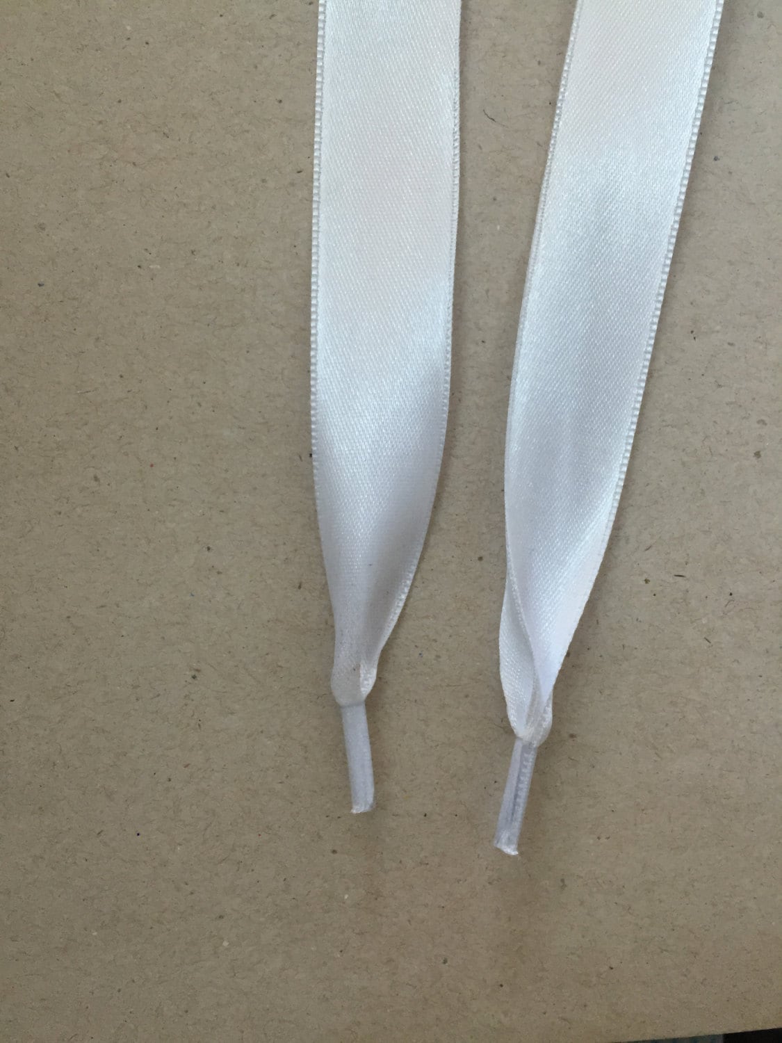 Weiße Satin-Schnürsenkel, 120cm Lang, Weiße Satin-Schnur Mit Spitze, Satinband Schnürsenkel, Schnürsenkel Für Turnschuhe Weiße Satin-Schnürsenkel, 120cm Lang, Weiße Satin-Schnur Mit Spitze, Satinband Schnürsenkel, Schnürsenkel Für Turnschuhe von NoaElastics