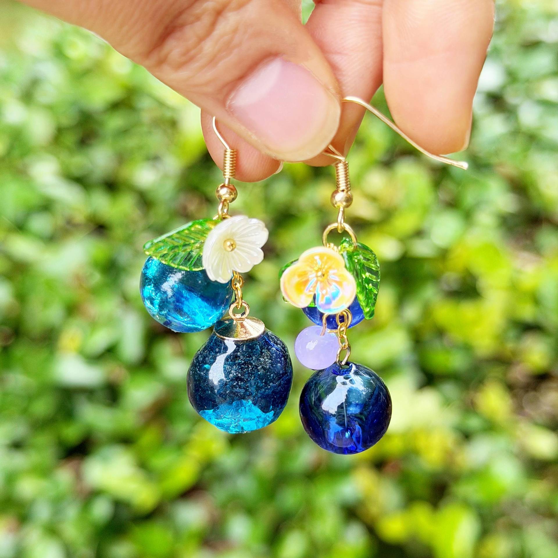 Blueberry Earrings, Glass Fruit Dangle Resin Wildberry Birthday Earrings Gift von NoaSchCo