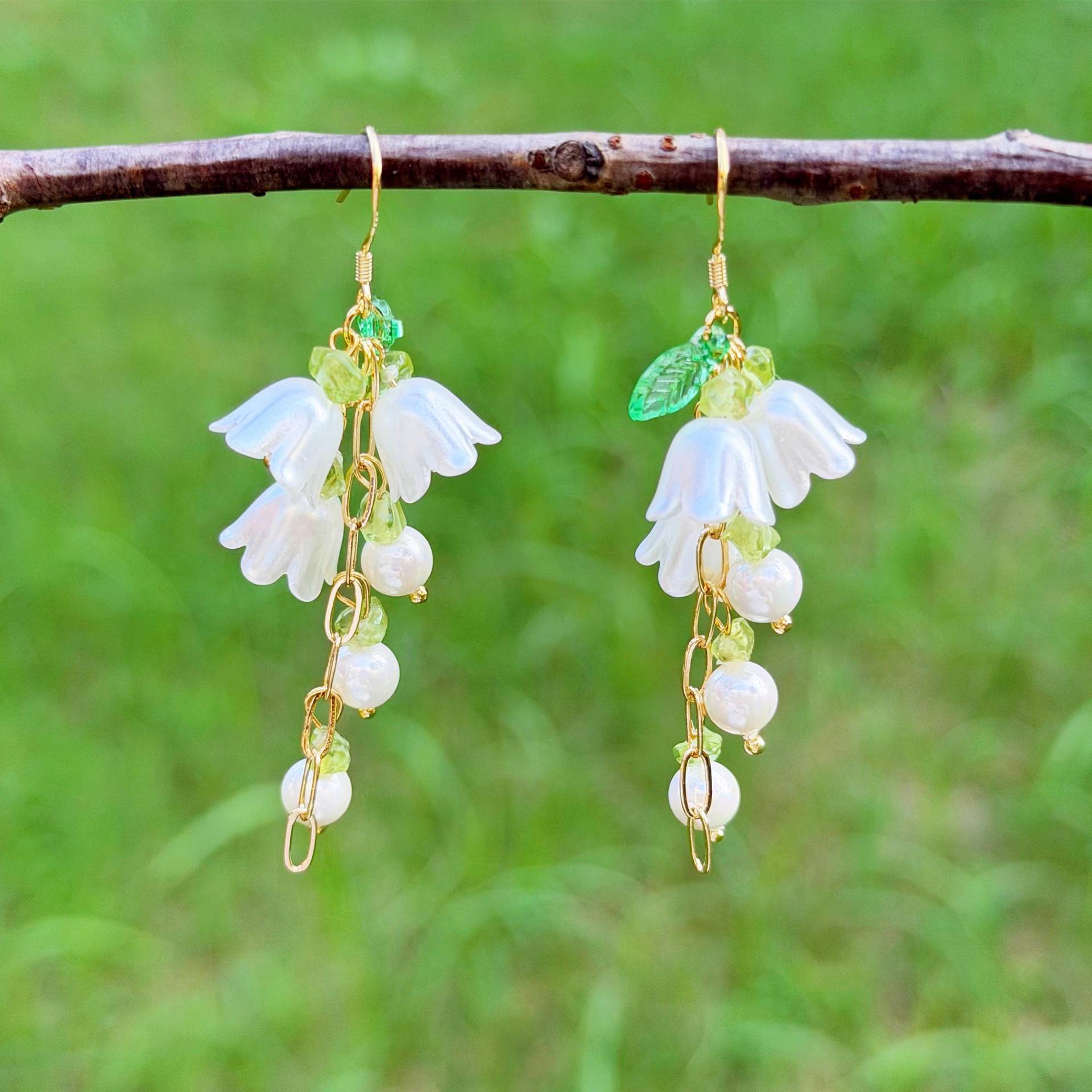 Leaf Lily Of The Valley Earrings, Woman Dangle Floral Fairy Flower Dainty Mom Gold Earrings von NoaSchCo