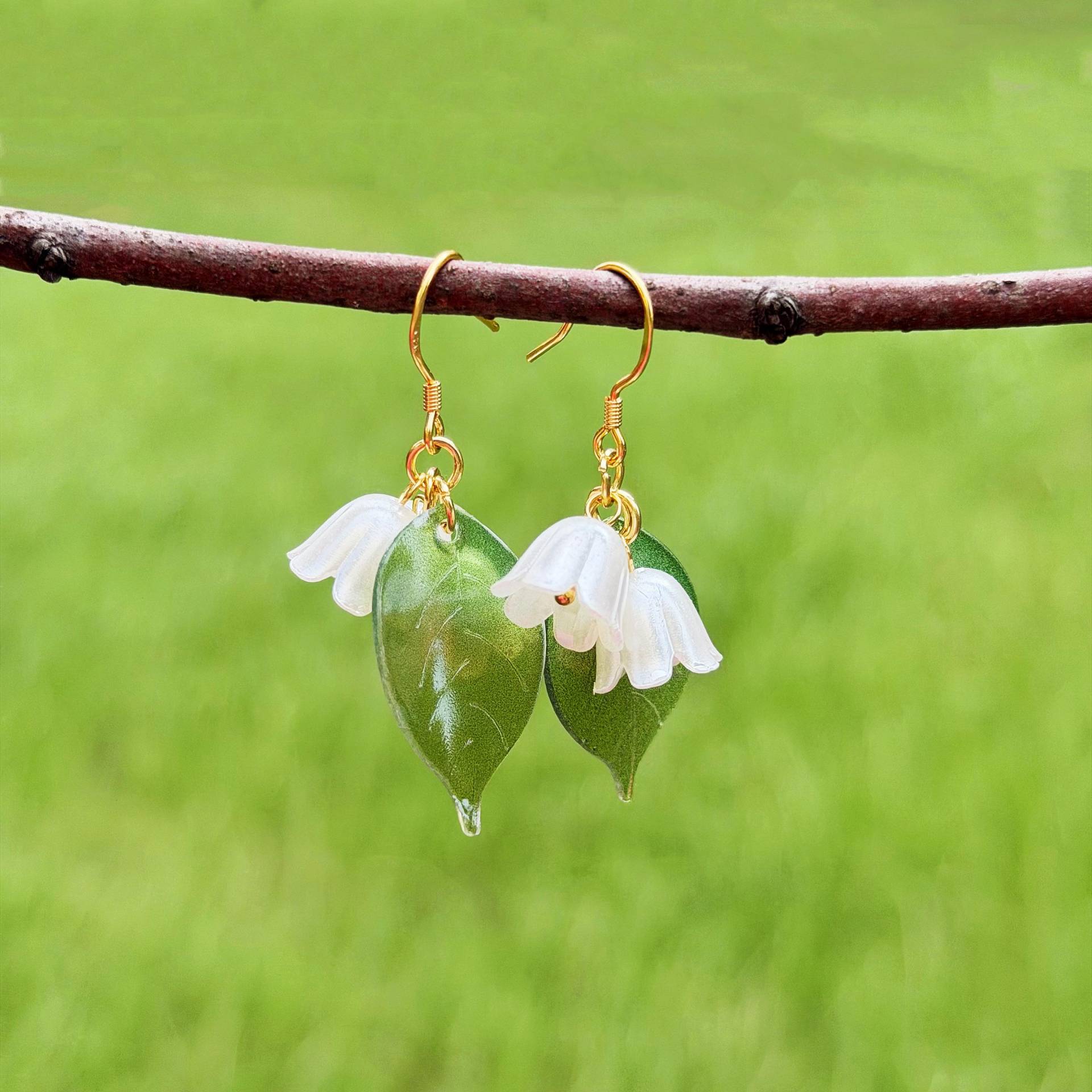 Lily Of The Valley Earrings, White Dainty Flowers Bridesmaid Dangle Wedding Jewelry Gifts von NoaSchCo