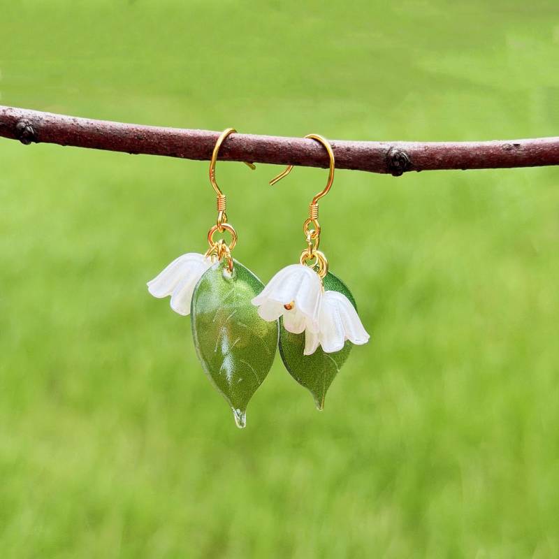 Lily Of The Valley Earrings, White Dainty Flowers Bridesmaid Dangle Wedding Jewelry Gifts von NoaSchCo