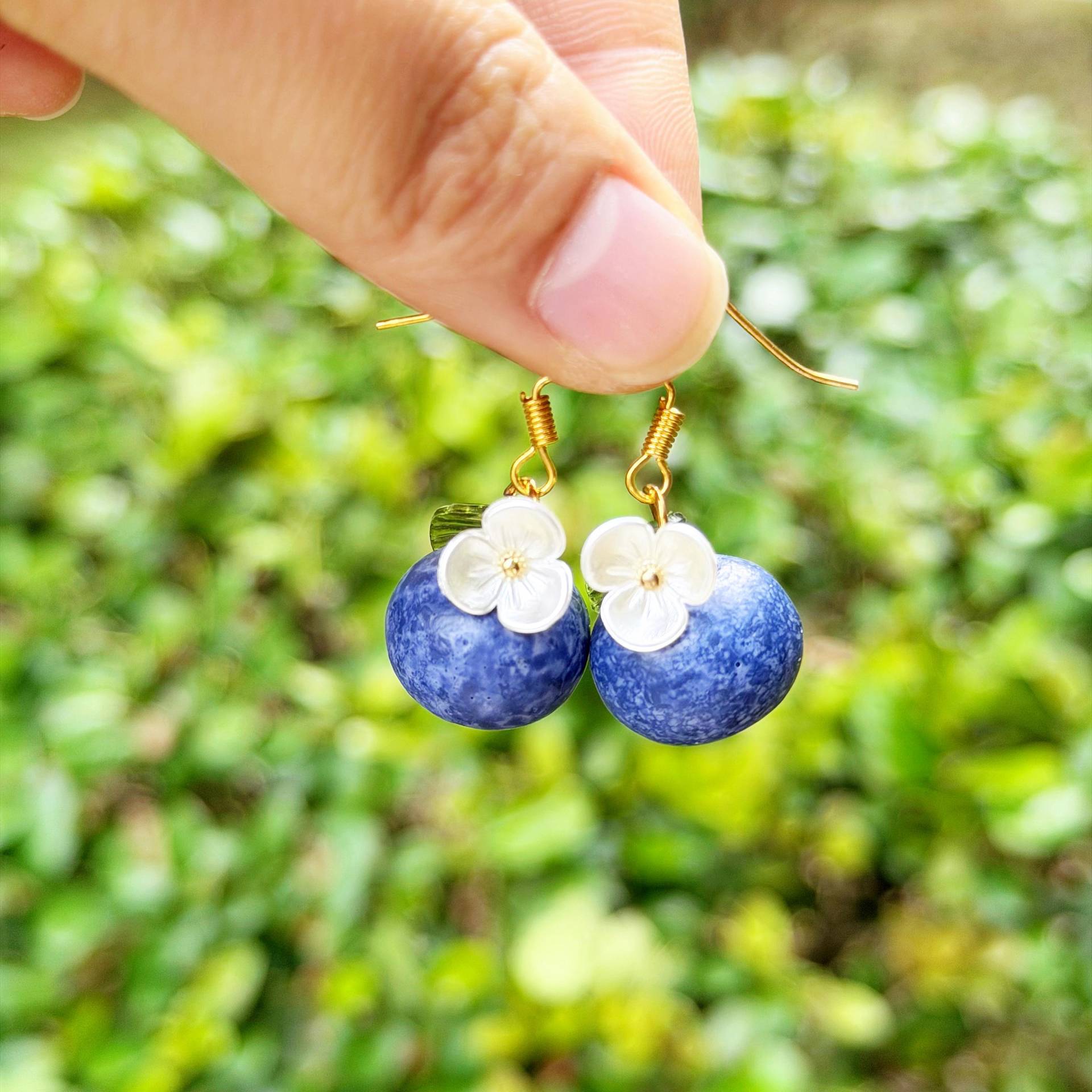 Resin Blueberry Earrings, Fruit Gold Dangle Wildberry Birthday Earrings Gift von NoaSchCo