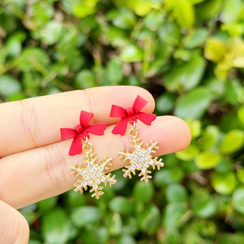 Snowflake Christmas Earrings, Bow Diamond Earrings von NoaSchCo