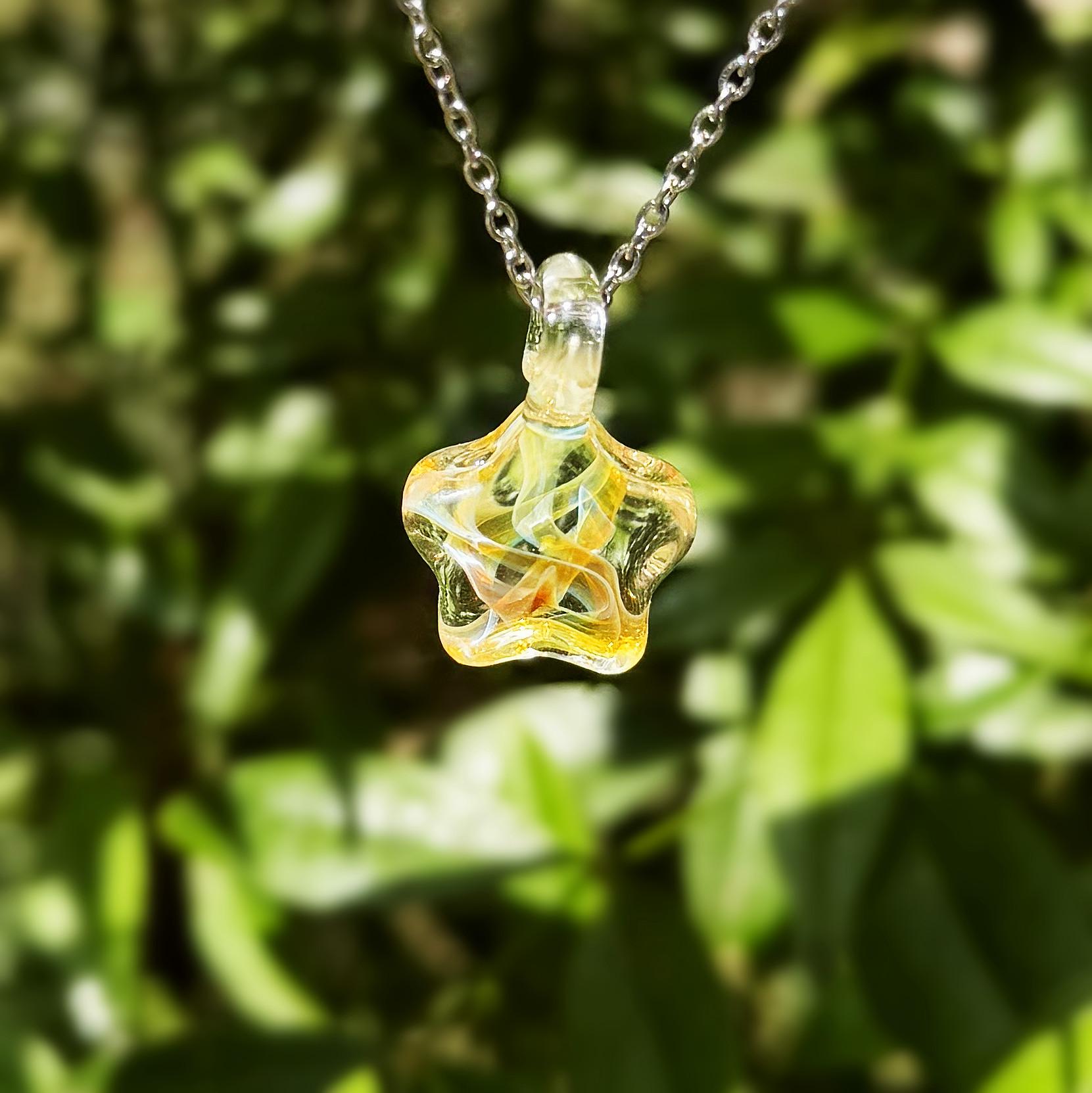 Yellow Glass Star Necklace, Minimalist Unique Lampwork Pendant, Art, Suncatcher von NoaSchCo