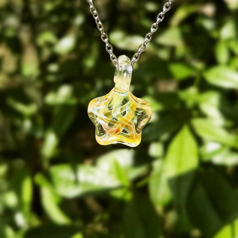 Yellow Glass Star Necklace, Minimalist Unique Lampwork Pendant, Art, Suncatcher von NoaSchCo