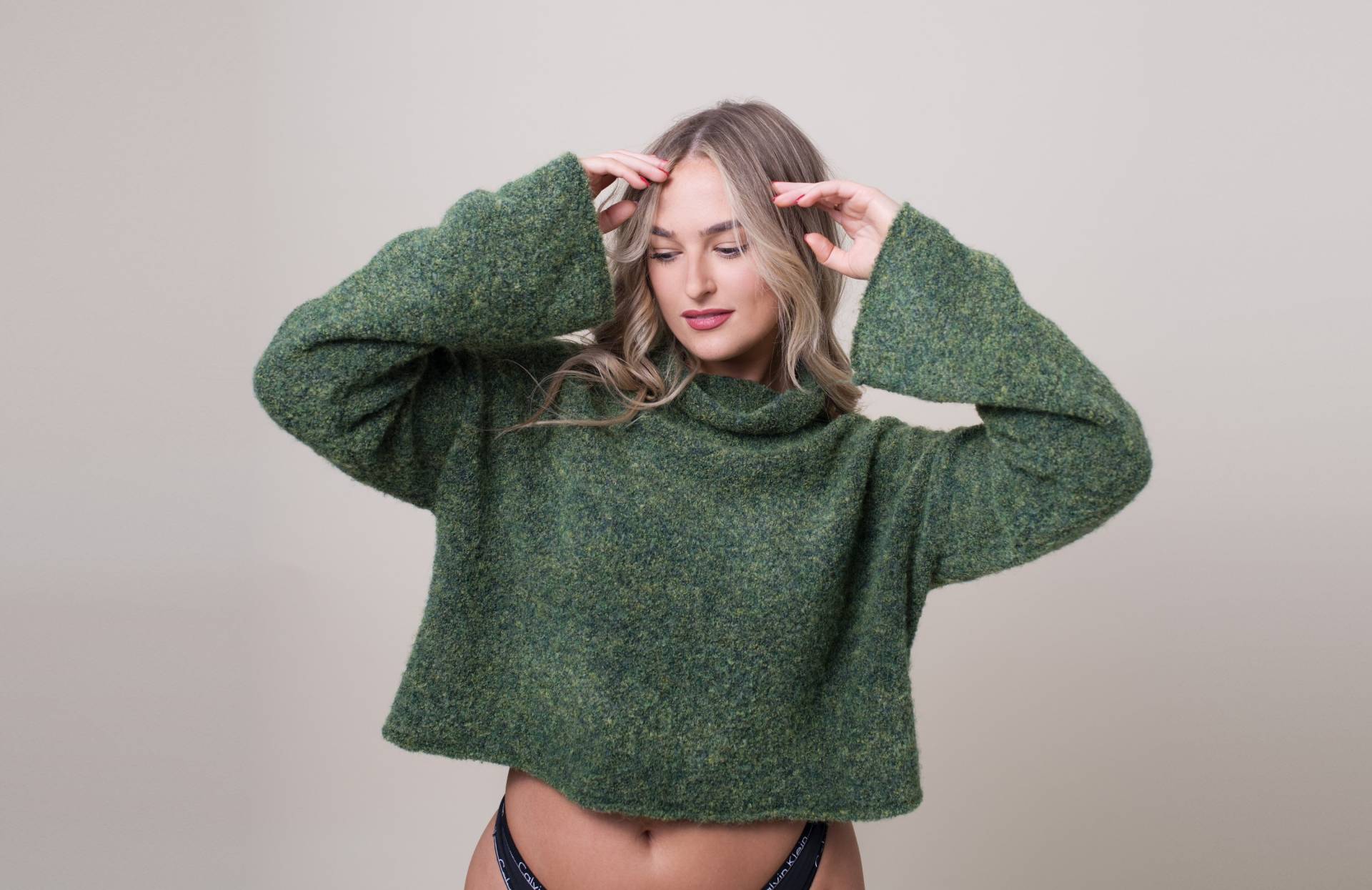 Kurzer Waldgrüner Strickpullover, Handarbeit Aus England. Entspannte Passform Kastenförmiger Grüner Pullover Mit Rollkragen von NoaandRain