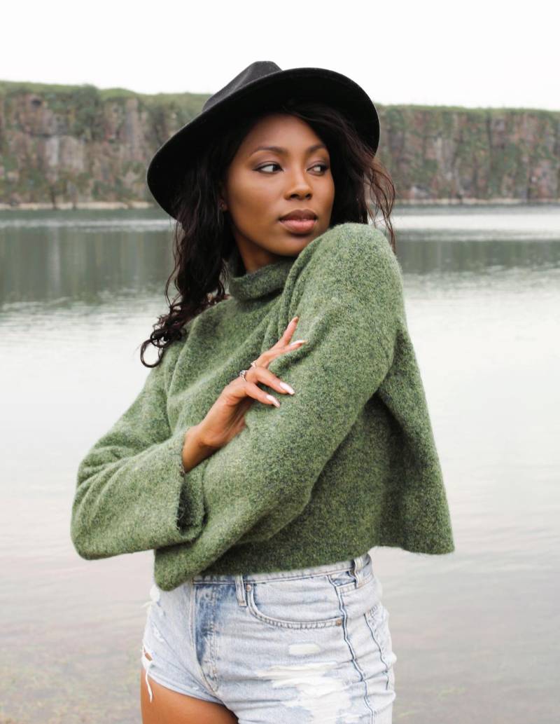 Sienna Boxy Cropped Damen Pullover in Kiwi Grün Alpaka Und Pure Wolle Bio Handgefertigt England von NoaandRain