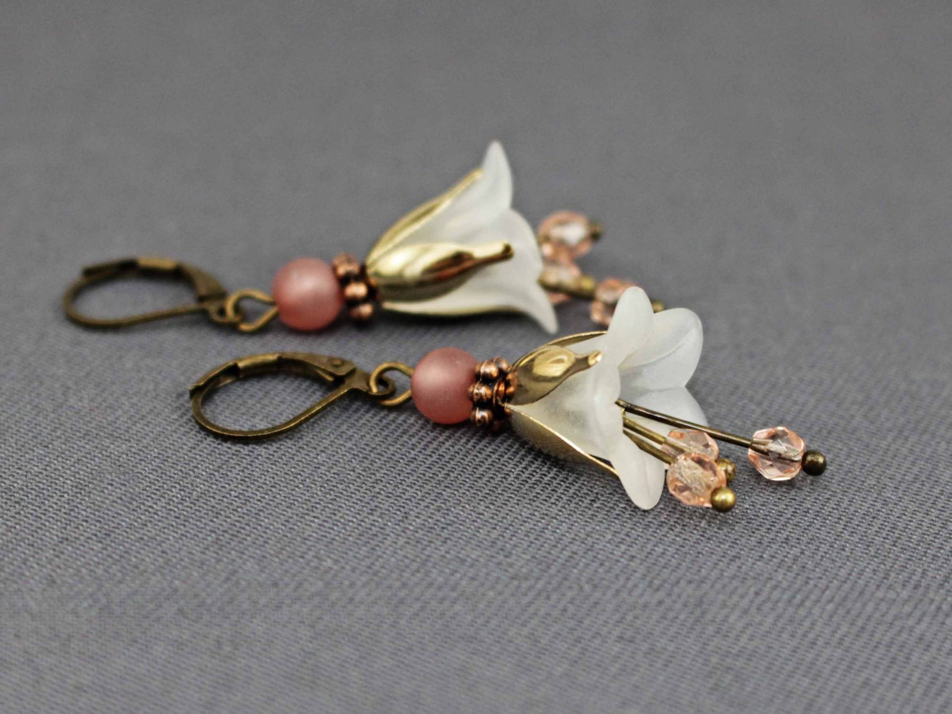 Blüten Ohrringe, Weiß Mit Daltrosa, Antik Bronze, Romantisch, Boho, Gold, Rosa, Hochzeit, Brautschmuck, Blumen, Floral, Frauen, Braut von NoahMeetsScottie