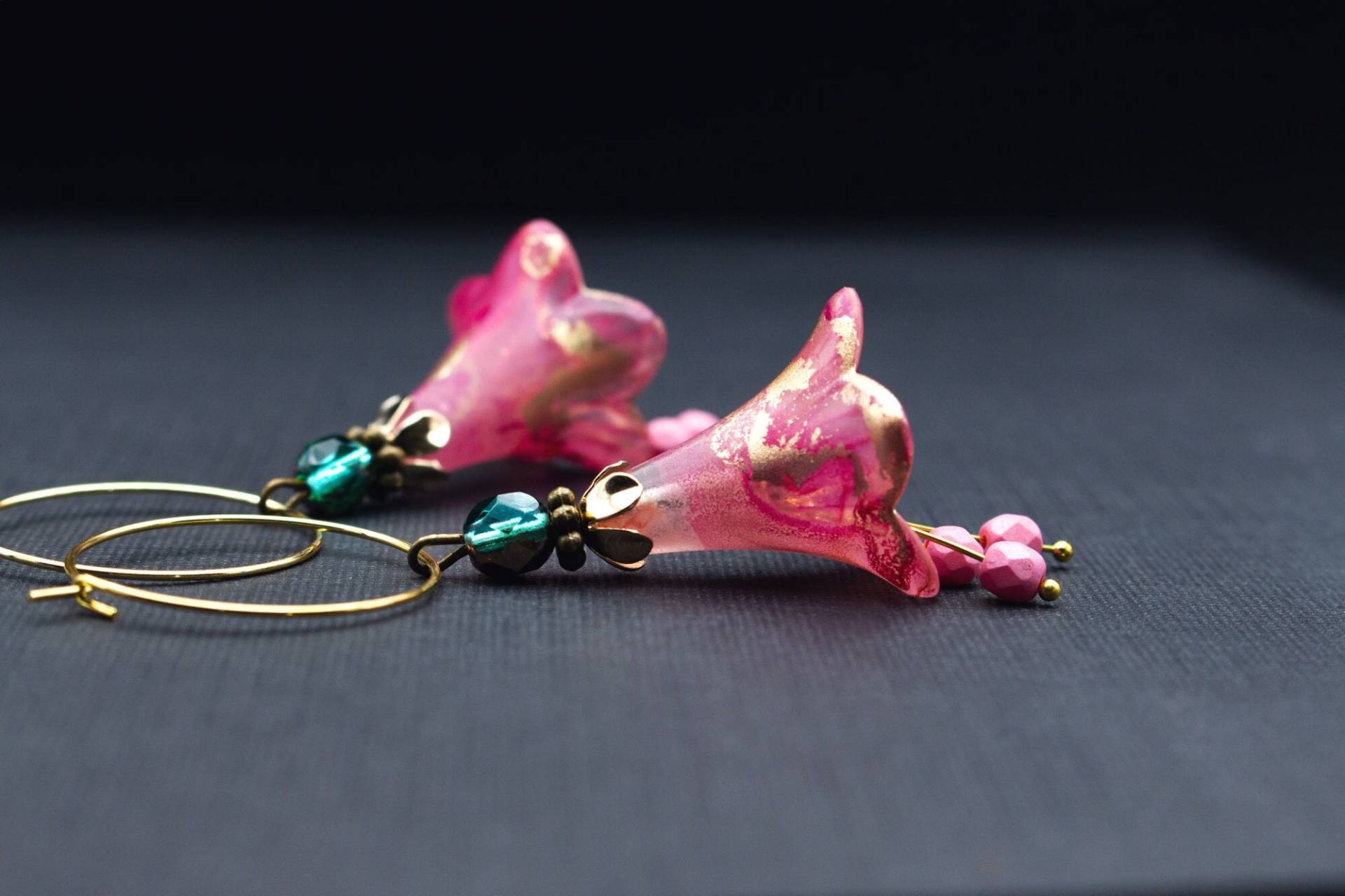 Blütenohrringe, Rosa, Pink, Gold, Smaragdgrün, Blumen, Antik, Edel, Schmuck, Blumen Ohrringe, Romantisch, Elegant, Floral, Creolen, Boho Blütenohrringe, Rosa, Pink, Gold, Smaragdgrün, Blumen, Antik, Edel, Schmuck, Blumen Ohrringe, Romantisch, Elegant, Floral, Creolen, Boho von NoahMeetsScottie