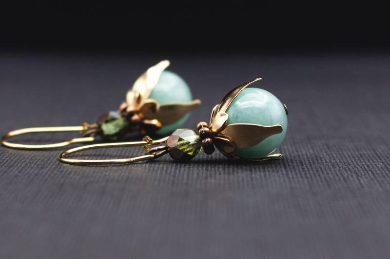 Elegante Ohrringe Aus Mint- Und Himmelblauen Glasperlen Mit Goldfarbenen Creolen Lindgrünen Akzenten - Idealer Brautschmuck, Mint von NoahMeetsScottie