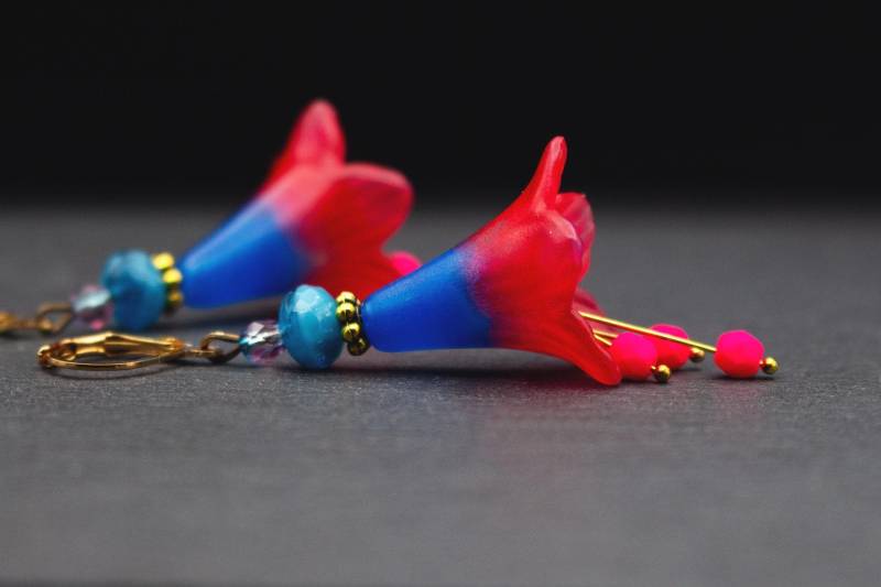 Florale Ohrringe Blau Rot Mit Acrylblüten, Brisuren Goldfarben, Statement Schmuck Glasperlen Neonpink, Blumenschmuck Modern Bunt, Boho von NoahMeetsScottie