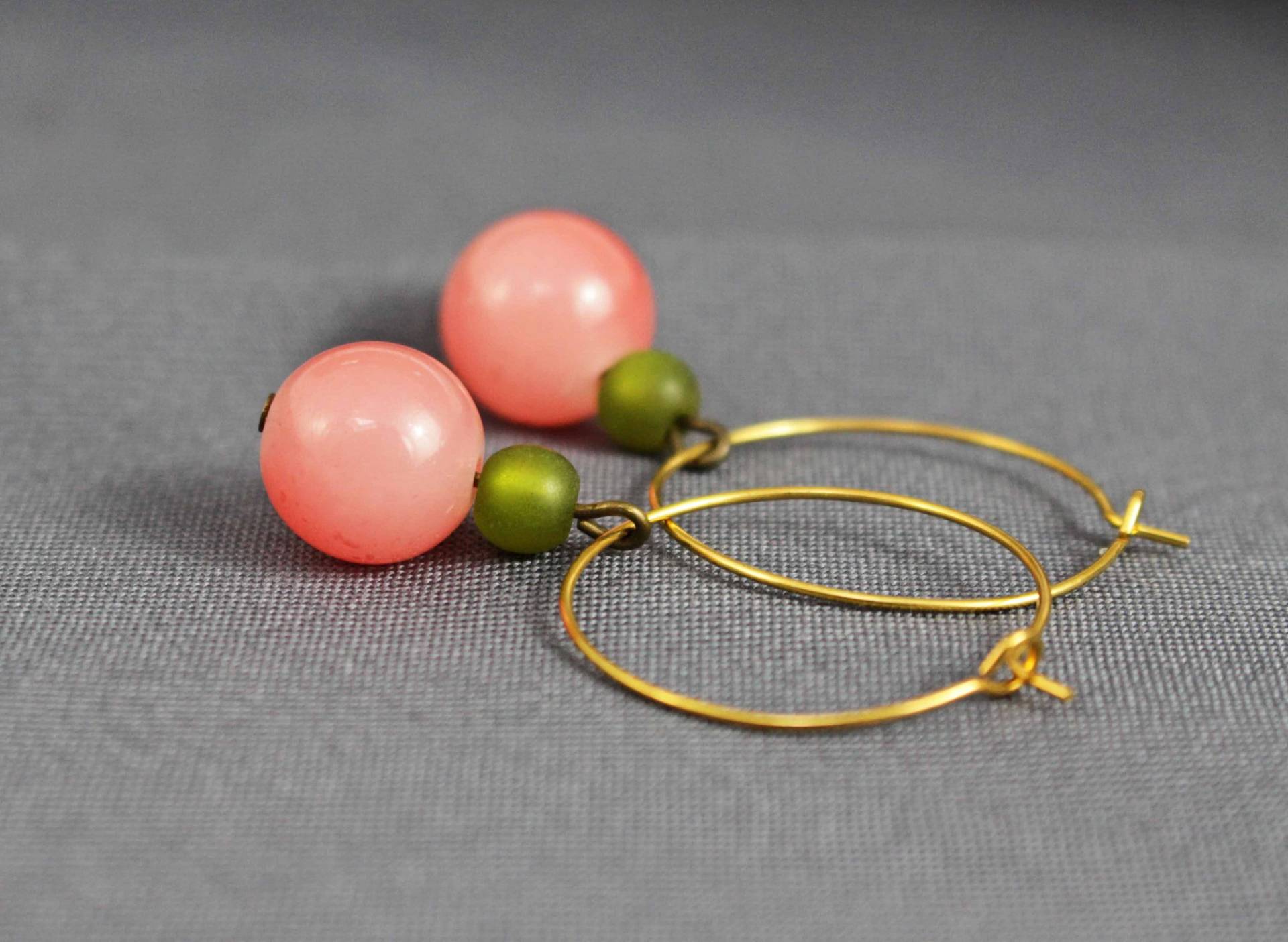 Ohrringe, Creolen, Glasperlen, Apricot, Olivgrün, Grün, Gold, Bunt, Farbenfroh, Modern, Trendy, Rosa, Klassisch, Schmuck, Damen, Edel von NoahMeetsScottie