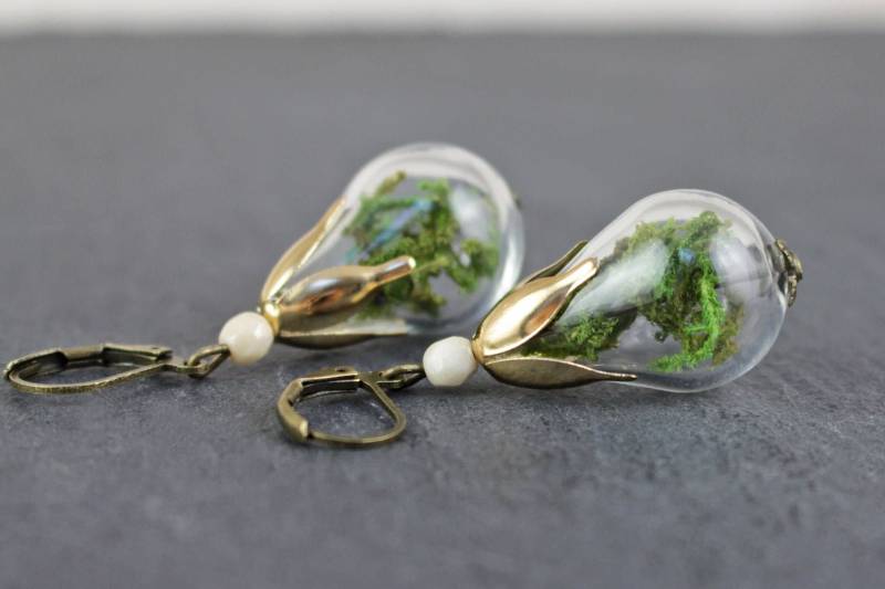 Ohrringe Mit Glas Tropfen Und Moos, Kleine Perlen in Creme von NoahMeetsScottie