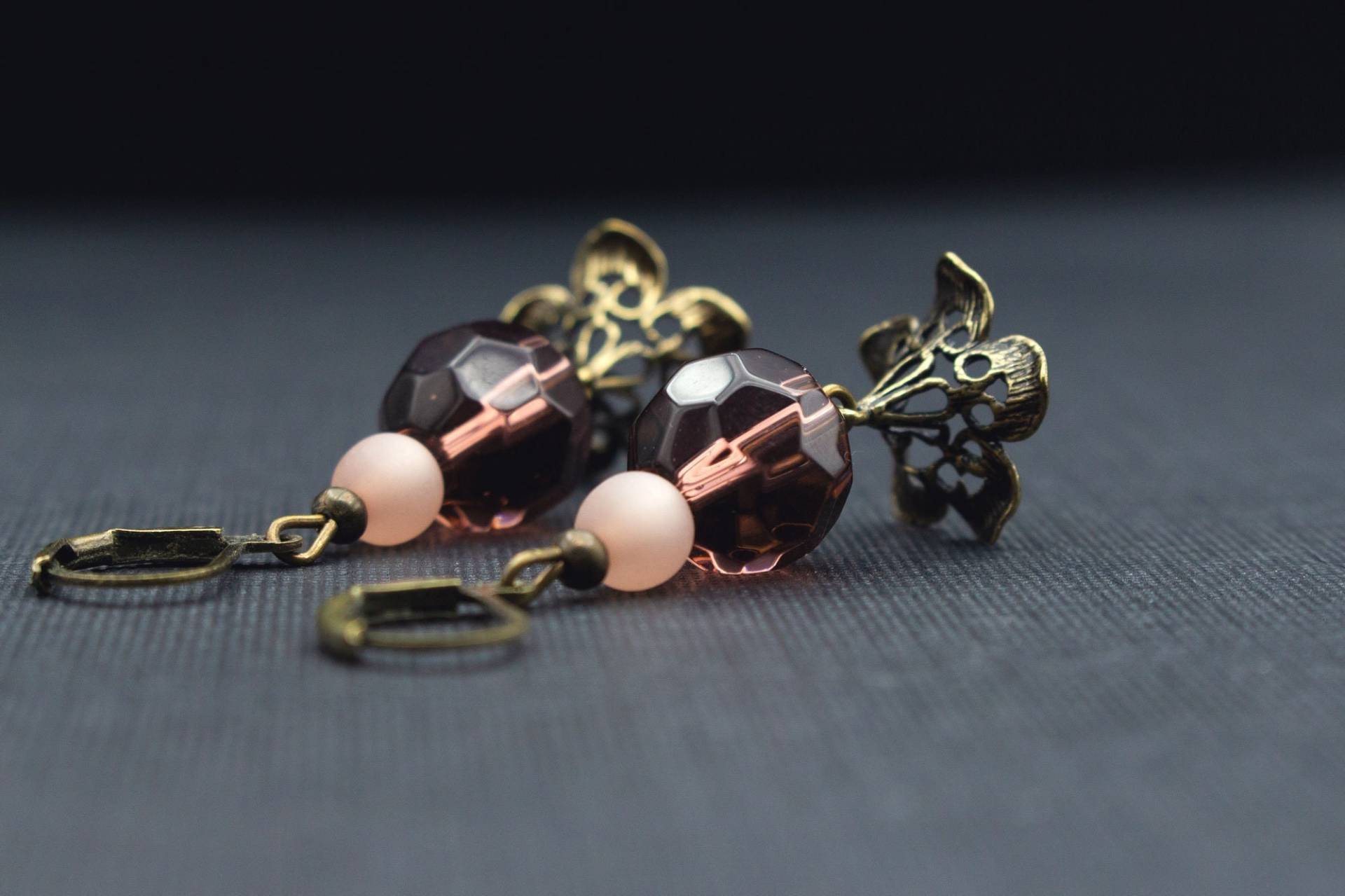 Ohrringe Mit Rose Farbenen Perlen, Filligrane Blüten, Antik Bronze, Altrosa, Floral, Schmuck, Frauen, Edel, Romantisch, Glöckchen von NoahMeetsScottie